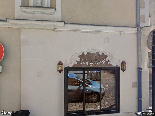 UN LOCAL COMMERCIAL AVEC 3 CAVES