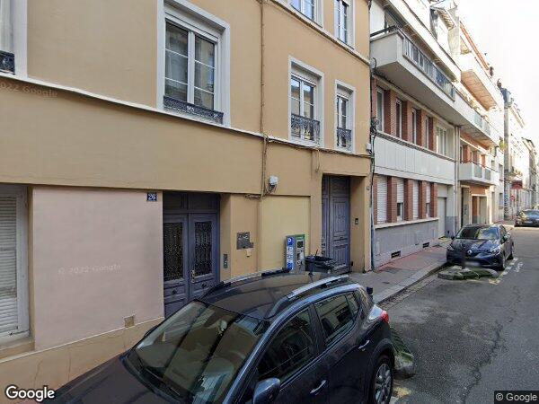UN APPARTEMENT À USAGE D'HABITATION