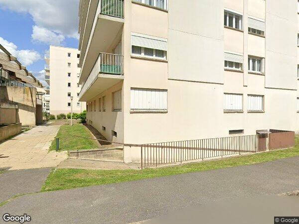 UN LOCAL COMMERCIAL BRUT DE BÉTON