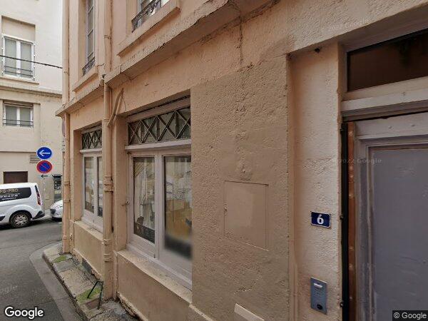 UN LOCAL AVEC TROIS CAVES