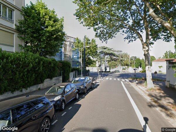 UN APPARTEMENT AVEC UNE CAVE ET UN GARAGE