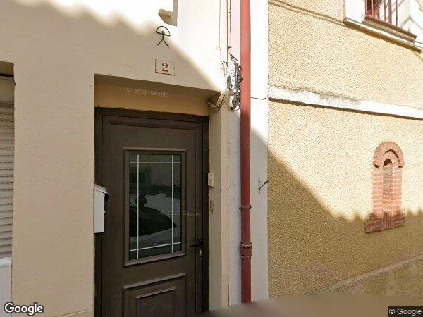 UNE MAISON DE VILLE À USAGE D'HABITATION