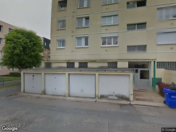 UN APPARTEMENT AVEC UNE CAVE ET UN GARAGE