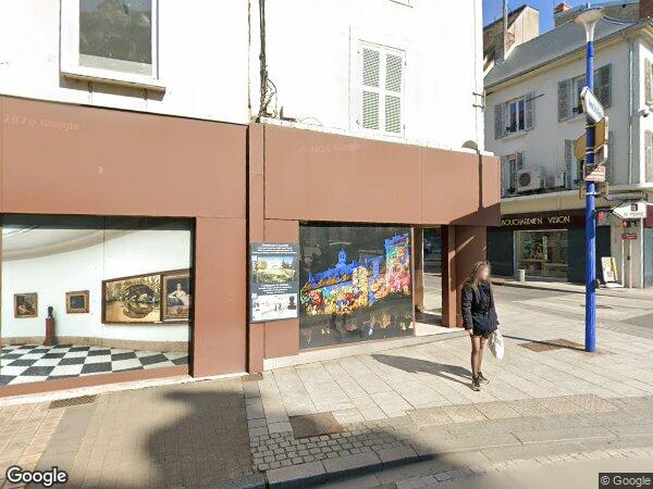 UN IMMEUBLE À USAGE COMMERCIAL ET D'HABITATION