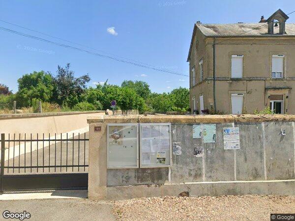 UN IMMEUBLE À USAGE COMMERCIAL ET D'HABITATION