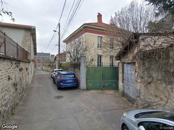 UNE MAISON D’HABITATION DIVISÉE EN PLUSIEURS HABITATIONS 