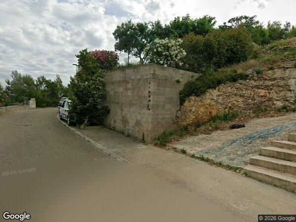 UNE PARCELLE DE TERRAIN AVEC UNE CONSTRUCTION INACHEVEE