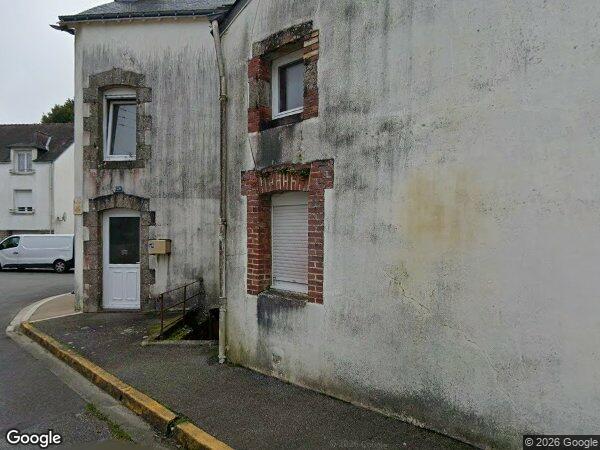 UN BÂTIMENT EN PIERRE TYPE APPENTIS AVEC GARAGE